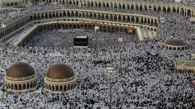 Sa58. LA MECA (ARABIA SAUDÍ), 22/10/12.- Vista general que muestra a cientos de peregrinos musulmanes mientras rezan hoy, lunes 22 de octubre de 2012, en el centro de la Gran Mezquita de Haram Sharif en La Meca (Arabia Saudí). El próximo 24 de octubre comienza el "hach", la peregrinación anual musulmana a La Meca. EFE/ALAA BADARNEH