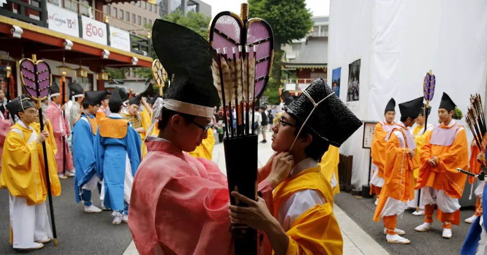 9mai2015---estudantes-do-xintoismo-arrumam-seus-trajes-para-participar-do-ritual-do-festival-kanda-realizado-neste-sabado-9-no-santuario-de-kanda-myojin-em-toquio-o-festival-remonta-ao-periodo-edo-1431170398979_956x500