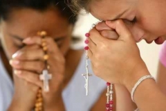 Duas-mulheres-orando