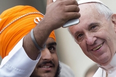 28out2015---homem-faz-selfie-junto-com-o-papa-francisco-depois-de-audiencia-do-pontifice-na-praca-de-sao-pedro-no-vaticano-1446033198849_956x500
