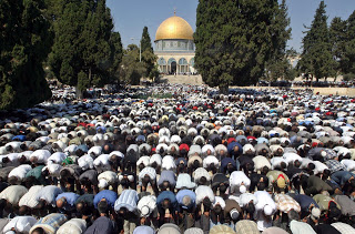 Muslims offer Friday prayers in front of the Dome of the Rock mosque in Jerusalem's Al-Aqsa compound during the fasting month of Ramadan October 14, 2005. Muslims around the world are observing Ramadan, the ninth month of Islamic calendar. REUTERS/Mahfouz Abu Turk
