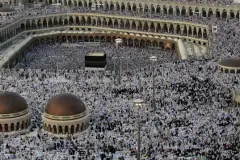 Sa58. LA MECA (ARABIA SAUDÍ), 22/10/12.- Vista general que muestra a cientos de peregrinos musulmanes mientras rezan hoy, lunes 22 de octubre de 2012, en el centro de la Gran Mezquita de Haram Sharif en La Meca (Arabia Saudí). El próximo 24 de octubre comienza el "hach", la peregrinación anual musulmana a La Meca. EFE/ALAA BADARNEH