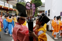 9mai2015---estudantes-do-xintoismo-arrumam-seus-trajes-para-participar-do-ritual-do-festival-kanda-realizado-neste-sabado-9-no-santuario-de-kanda-myojin-em-toquio-o-festival-remonta-ao-periodo-edo-1431170398979_956x500
