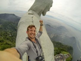 Turista no Braço do Cristo Redentor